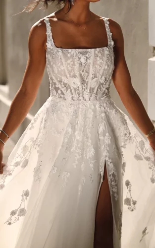 Essense of Australia D4030 | Romantische A-lijn trouwjurk met 3D bloemen
