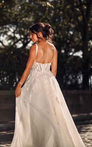 Essense of Australia D4030 | Romantische A-lijn trouwjurk met 3D bloemen