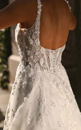 Essense of Australia D4030 | Romantische A-lijn trouwjurk met 3D bloemen