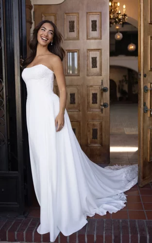 Essense of Australia D4504+ | Strapless A-lijn Trouwjurk in Crêpe