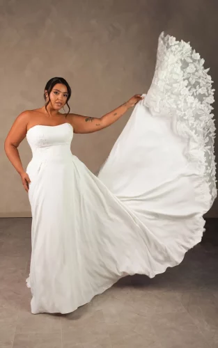 Essense of Australia D4504+ – Strapless A-lijn trouwjurk voor curvy brides