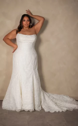 Essense of Australia D4522+ | Plus Size Fit & Flare Trouwjurk met Kant