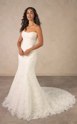 Essense of Australia D4522 | Romantische Fit & Flare Trouwjurk met Kant
