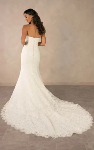 Essense of Australia D4522 | Romantische Fit & Flare Trouwjurk met Kant