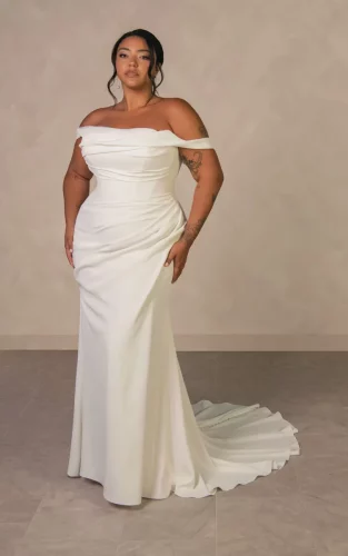 Essense of Australia D4563+ | Minimalistische Plus Size Trouwjurk