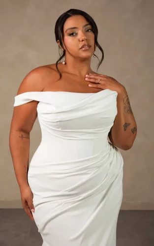 Essense of Australia D4563+ | Minimalistische Plus Size Trouwjurk