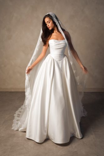 Essense of Australia D4602 mikado baljurk met basque waist en gedrapeerd strapless lijfje
