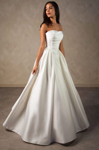 Essense of Australia D4602 mikado baljurk met basque waist en gedrapeerd strapless lijfje