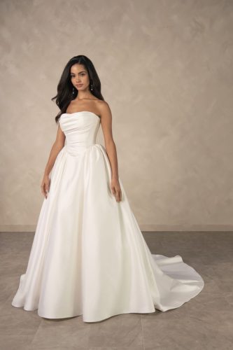 Essense of Australia D4602 mikado baljurk met basque waist en gedrapeerd strapless lijfje