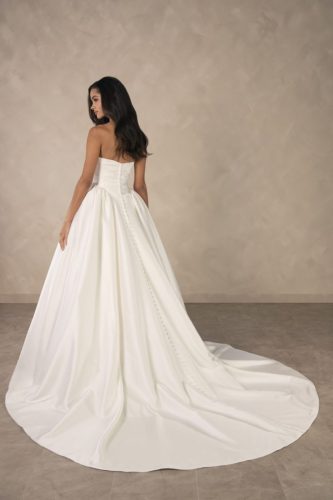 Essense of Australia D4602 mikado baljurk met basque waist en gedrapeerd strapless lijfje