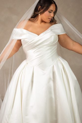 Essense of Australia D4604 trouwjurk – off-shoulder satijnen baljurk met couture belijning