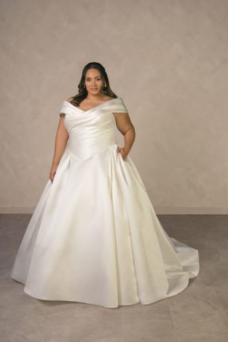 Essense of Australia D4604 trouwjurk – off-shoulder satijnen baljurk met couture belijning