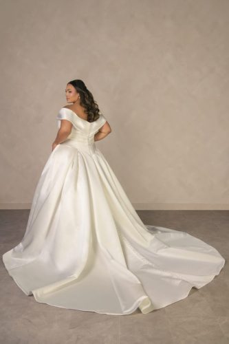 Essense of Australia D4604 trouwjurk – off-shoulder satijnen baljurk met couture belijning