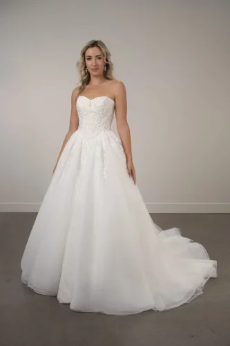 Strapless prinsessenjurk met kanten corset, volumineuze rok van tule en elegante sleep.