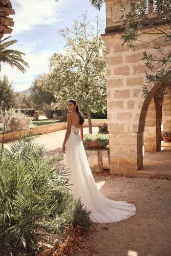 Modeca Malvine trouwjurk | Strapless trouwjurk met kanten mouwen en split