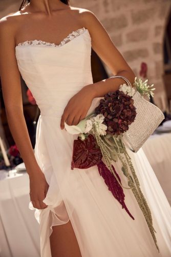 Modeca Malvine trouwjurk | Strapless trouwjurk met kanten mouwen en split