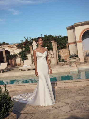 Modeca Manon trouwjurk | Minimalistische fit & flare met bloemdetails