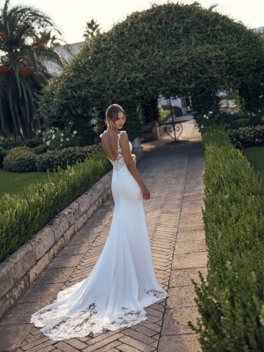 Modeca Manon trouwjurk | Minimalistische fit & flare met bloemdetails
