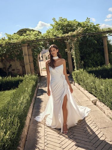 Modeca Mila trouwjurk | Minimalistische trouwjurk met halterhals en split