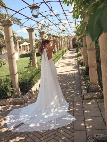 Modeca Mila trouwjurk | Minimalistische trouwjurk met halterhals en split