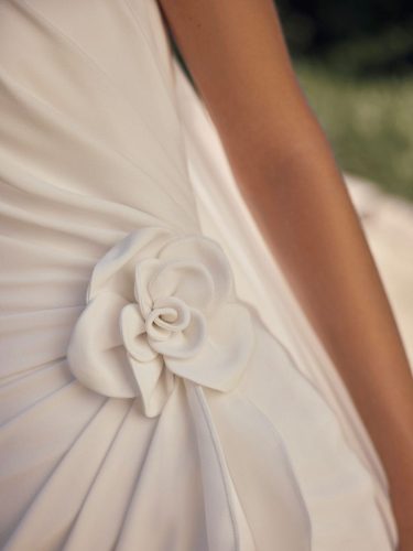 Modeca Mila trouwjurk | Minimalistische trouwjurk met halter en split