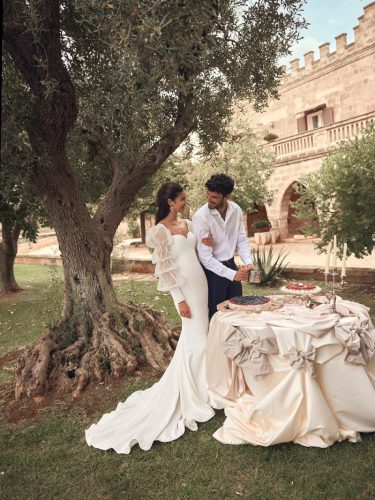 Modeca Monique | Minimalistische trouwjurk met statement mouwen | Look of Love Bridal Boutique