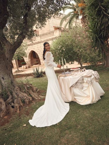 Modeca Monique | Minimalistische trouwjurk met statement mouwen | Look of Love Bridal Boutique