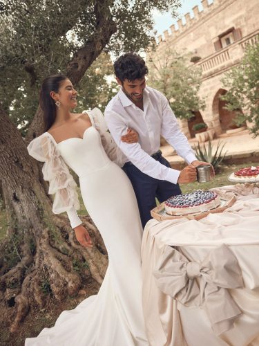 Modeca Monique | Minimalistische trouwjurk met statement mouwen | Look of Love Bridal Boutique