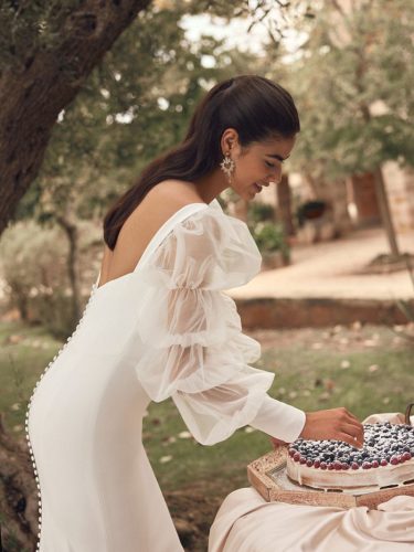 Modeca Monique | Minimalistische trouwjurk met statement mouwen | Look of Love Bridal Boutique