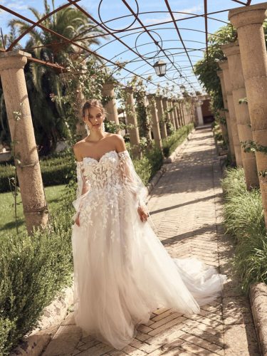 Modeca Myla trouwjurk | Romantische A-lijn met 3D bloemenkant