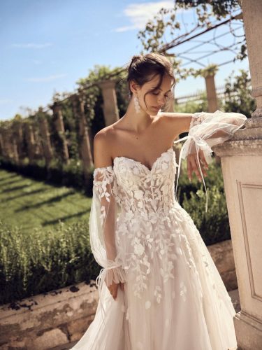 Modeca Myla trouwjurk | Romantische A-lijn met 3D bloemenkant