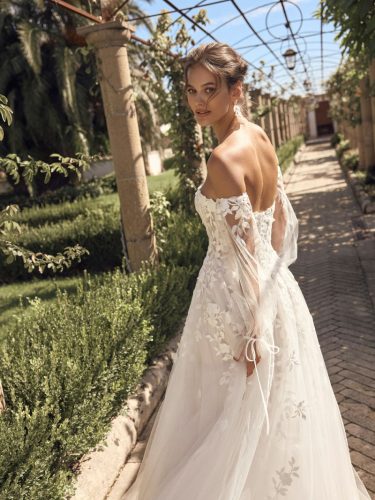 Modeca Myla trouwjurk | Romantische A-lijn met 3D bloemenkant