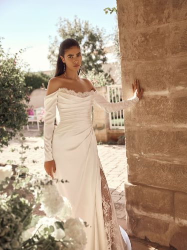 Modeca Mylena trouwjurk | Off-shoulder trouwjurk met split en kanten details