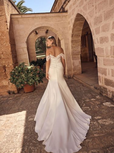 Modeca Naomi trouwjurk | Off-shoulder trouwjurk met kanten mouwen