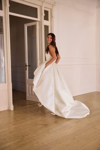 Jesús Peiró 2700 halter trouwjurk met statement overskirt