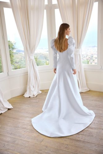 Jesús Peiró 2701 trouwjurk met moderne belijning en elegante uitstraling