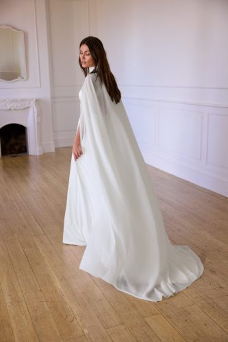 Jesús Peiró 2709 trouwjurk met moderne belijning en elegante uitstraling