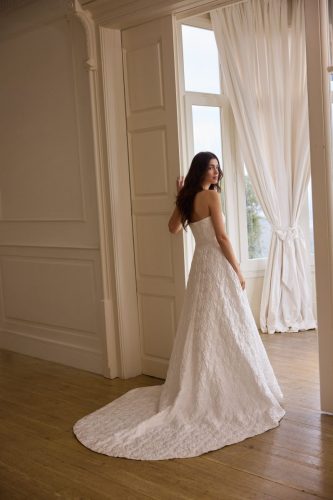 Jesús Peiró 2717 | Moderne Trouwjurk met Cat-Eye Halslijn